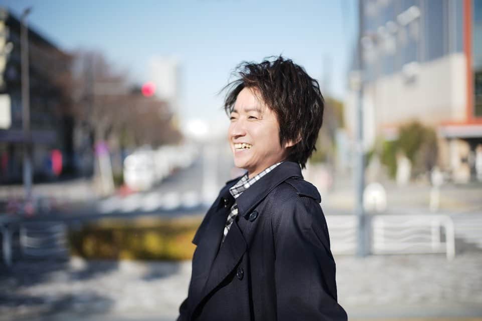 のインスタグラム：「本日も撮影順調  年は下だけど、実は先輩  As always, today’s filming went well!  Though younger, acting mentor.  #藤原竜也  #tatsuyafujiwara #笑顔がよく似合う #getready」