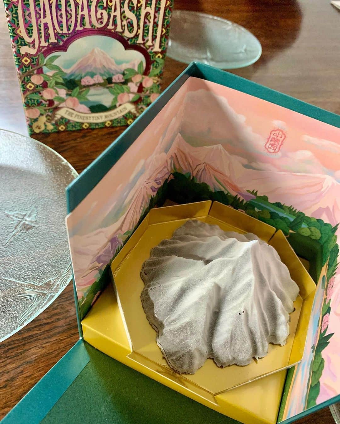 仲川希良のインスタグラム：「#adventcalendar 😛20 ・ 息子が寝静まってから 数日遅れのクリスマスケーキをペロリ ・ 雪の利尻山をかたどったチョコレートケーキ ・ オホーツク海の塩をきかせ 隠し味には利尻の昆布粉 見た目だけじゃなくお味も幸せでした ・ ・ ストーリーズに載せたら山好きの皆さんの反響がなかなかだったので こちらに再アップ ・ ほかにも 秋の由布岳 夏の桜島北岳 晩春の大室山 夏の八丈島西山 ……私は登ったことがあるものを、と思って 冬の利尻山にしたのだけど 登頂記念にいただくのも楽しいかも❤️ ・ ・ 「クリスマスのメニューは何にしますか？」というご質問をいただいていたのですが お話しした通り胃腸炎でイブもクリスマスもお鍋でして…… 楽しみにしていたケーキをいただいてやっとクリスマスが終えられたような！ 日持ちするものを偶然選んでいた自分ナイス判断でした笑 ・ ・ ・ #⛰ #🍰 #利尻山 #クリスマスケーキ #小楽園 @shorakuen_tokyo」