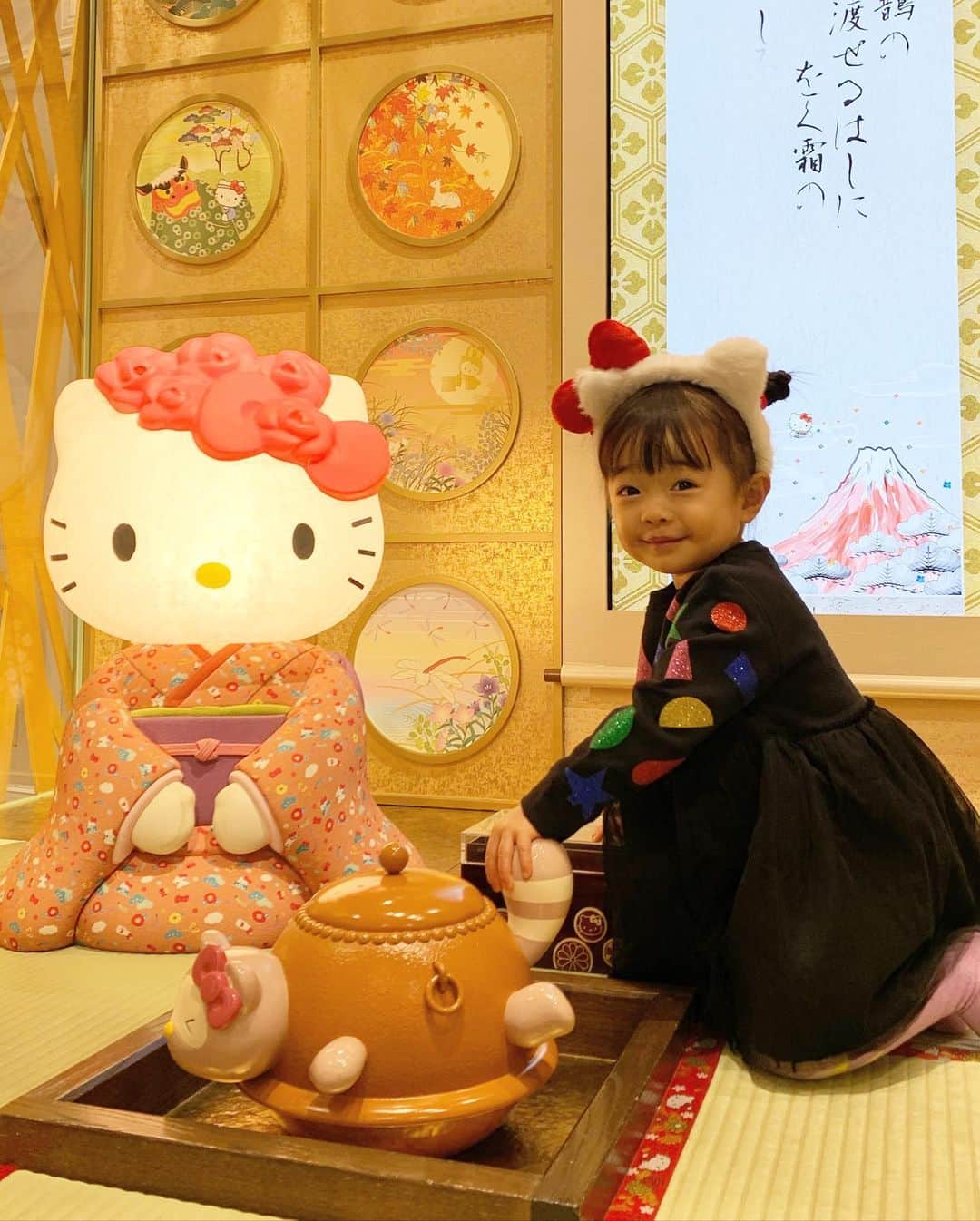 のインスタグラム：「初めてのサンリオピューロランド🎀✨ キティーちゃんに会えて嬉しそうだった💖💖💖マイメロの乗り物に55分待てたのにはビックリ😳💦」
