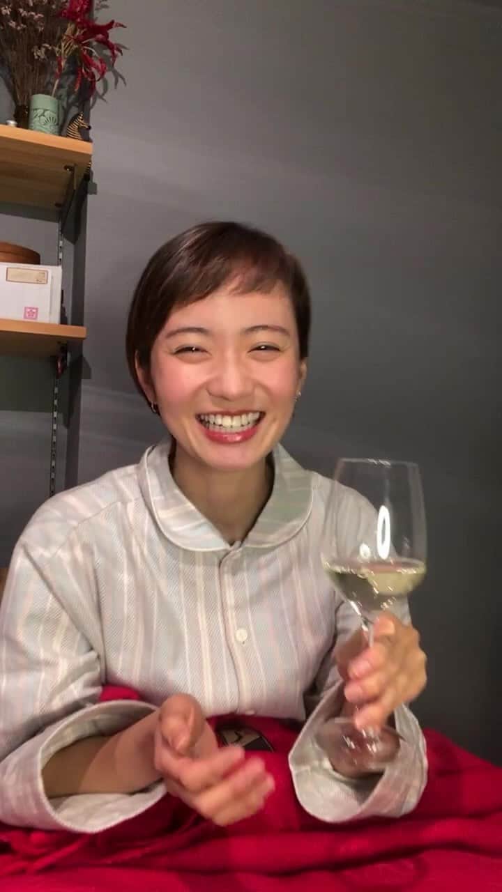 鉢嶺杏奈のインスタグラム：「2022年ラスト‼️プチ忘年会w  今年もみなさん、一緒に楽しく飲んでくださりありがとうございました‼️ ほんと！友達（もう参加してくれてる人はそう呼ぶよねw.）たくさん増えてめっちゃ楽しいインスタライブでした! 時間を共有してくれて、一緒に笑ってくれてありがとーーーー❤️  そして、 ボスの寝かしつけも待っててくれてありがとうw  来年も、こんな感じで私らしく居ますので 変わらず1日1日楽しんで参りましょん❤️  素敵な年をお迎えくださいー❤️ おやすみぃん❤️」