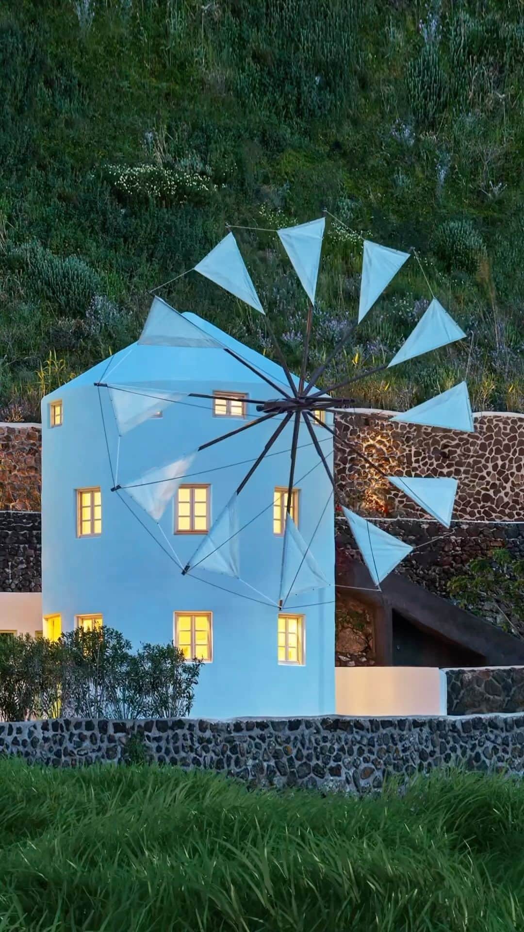 Airbnbのインスタグラム：「Huge fans. 🐶 the Windmills Category 📍Green Windmill」