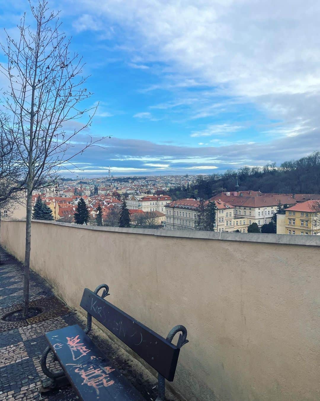 Liga Chiangさんのインスタグラム写真 - (Liga ChiangInstagram)「原來，我最好的時光都是你給的，最壞的時光也是你給的。  在這裡留下一切，布拉格城堡。 Who cares, I am busy loving myself.  #愛自己第二十五種方式 #pragueoldtown #Prague #prazskyhrad  #praguecastle #🌈 #merrychristmas #travelalone  #kattligaofficial  #whocaresiambusylovingmyself. #捷克 #🇨🇿 #布拉格 #布拉格城堡」12月29日 0時08分 - liga0601