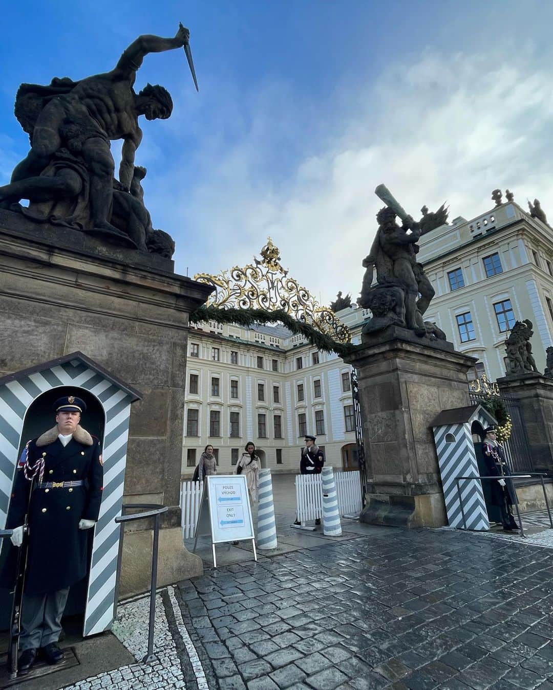 Liga Chiangさんのインスタグラム写真 - (Liga ChiangInstagram)「原來，我最好的時光都是你給的，最壞的時光也是你給的。  在這裡留下一切，布拉格城堡。 Who cares, I am busy loving myself.  #愛自己第二十五種方式 #pragueoldtown #Prague #prazskyhrad  #praguecastle #🌈 #merrychristmas #travelalone  #kattligaofficial  #whocaresiambusylovingmyself. #捷克 #🇨🇿 #布拉格 #布拉格城堡」12月29日 0時08分 - liga0601