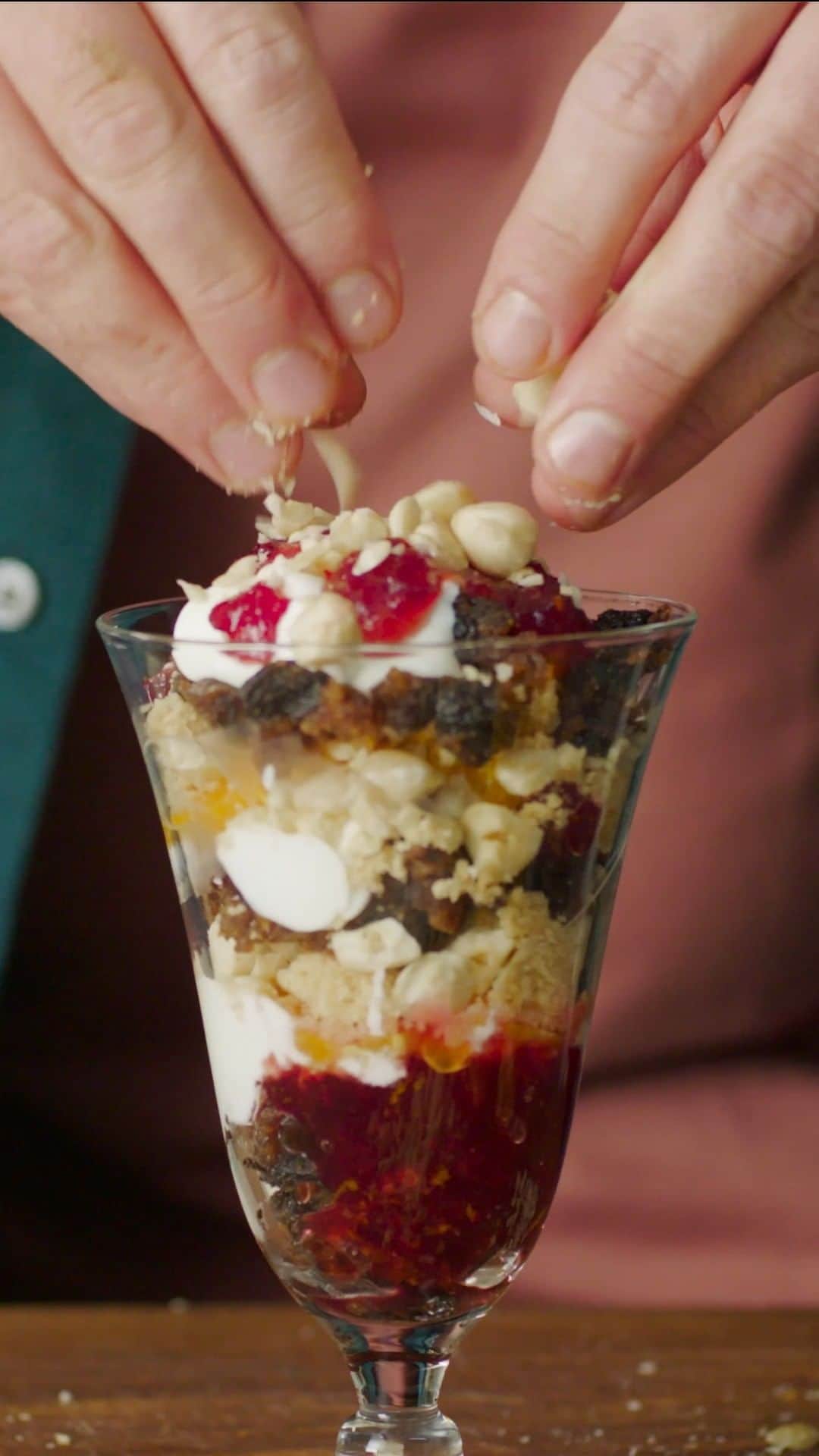 のインスタグラム：「How GOOD does this Christmas Sundae look!!! No cooking involved either here...just another brilliant recipe from me and @tescofood to help you prevent #foodwaste this Christmas!! Think of it as a principle and build yours however you like depending on what you have that needs using up!  Get the recipe and everything you need at @tescofood – link in my bio    #TescoAndJamie #foodwastetips #InBetweenmas #sundae #AD」