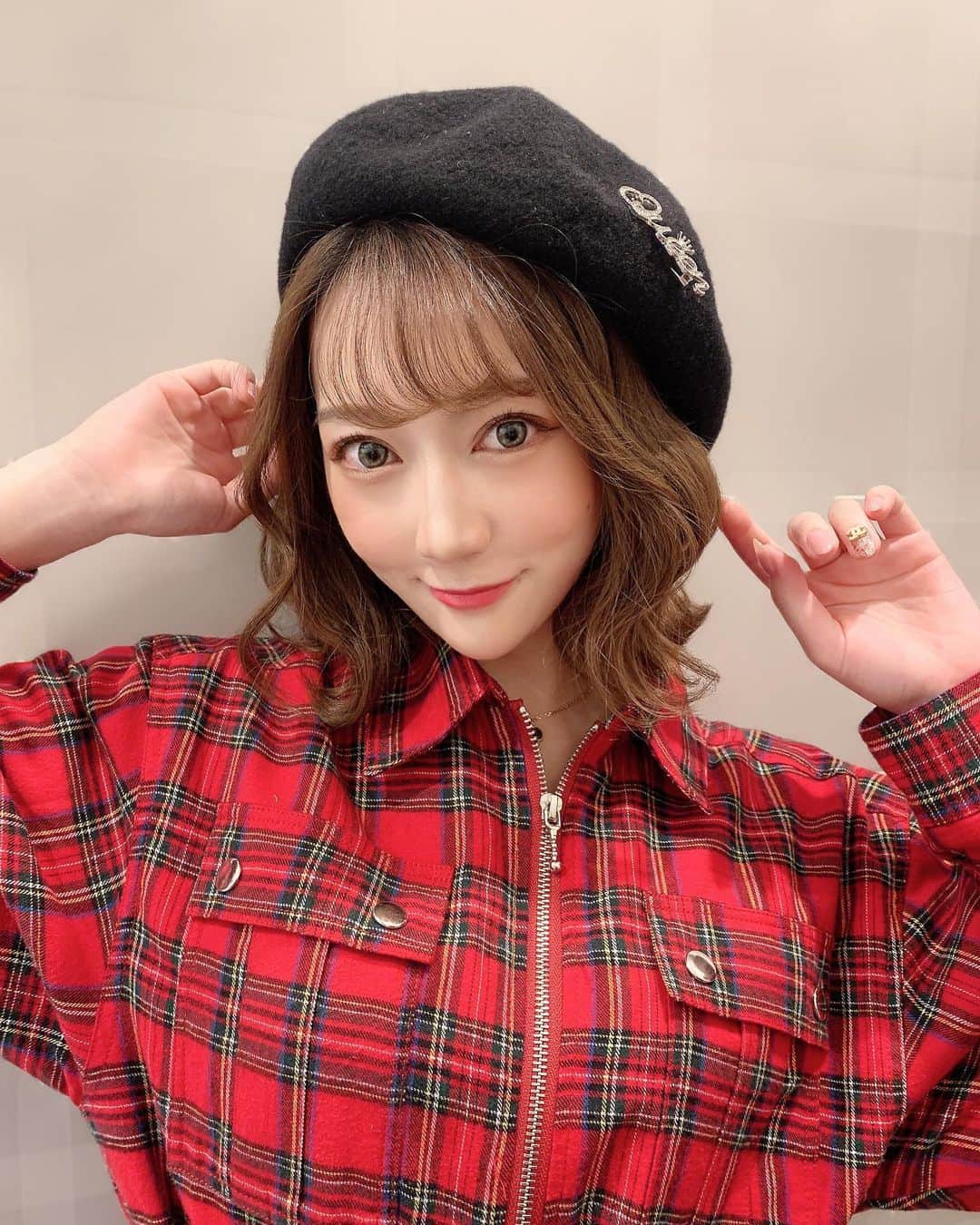 高辻千夏のインスタグラム：「⁡ ⁡ 推してくれなきゃやだ！ ⁡ ⁡ 私以外を見ちゃ嫌だ  ⁡ ⁡ 推し変なんて許さない！ ⁡ … ⁡ 法律で決まってるの🥰 ⁡ ⁡ ⁡ ⁡   🎵推し変なんて許さない！／HoneyWorks ⁡ 歌詞です🤣🤣♡笑 ⁡ ⁡ みんな今年も推してくれて、ありがとう♡  #推し変禁止は絶対命令 #推し変なんて許さない #推し活 #推しのいる生活 #アイドル #モデル #チェックコーデ #クリスマスコーデ #赤コーデ #アイドル衣装 #アイドルメイク #赤チェック #jouetie #jouetie_ootd #ジュエティ#아이돌 #모델 #일본 #오오티디 #데이트룩 #좋반 #얼스타그램」