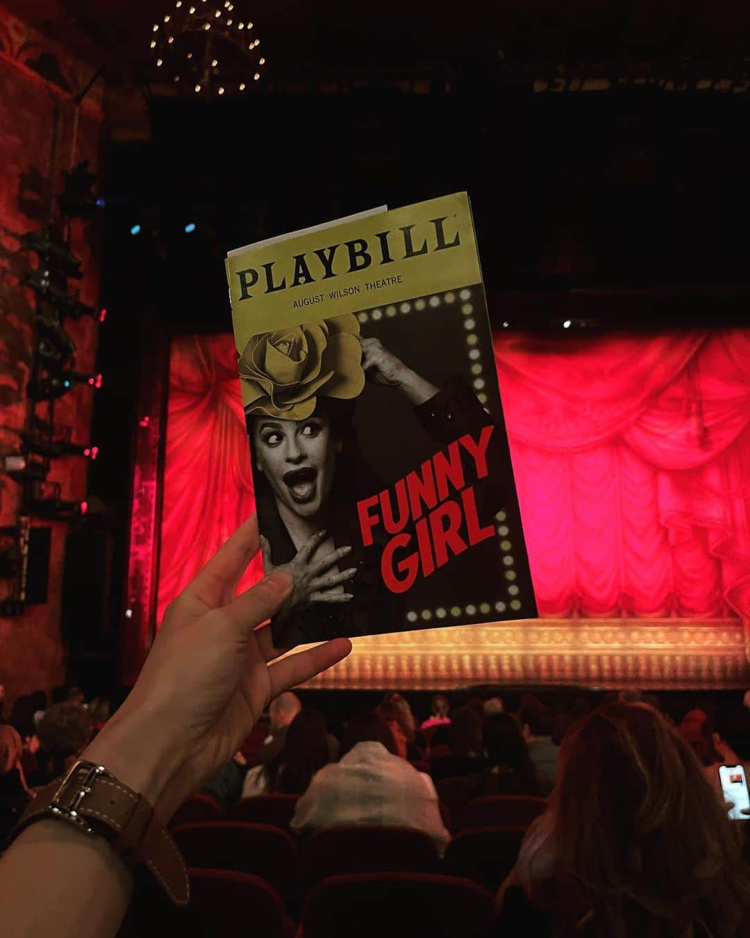 キム・ボヒョンのインスタグラム：「Classic 🖤  @chicagomusical  @funnygirlbwy」