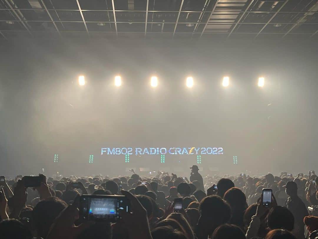 kazunari_officialのインスタグラム：「致死量の音楽を体内に取り込むことができた今日この頃 ４年ぶりの関西圏でのライブは深夜バスから始まり深夜バスで帰る水曜どうでしょうのサイコロの旅ばりにキツいものだけどそれ以上の楽しさ喜び感動幸せetcで心が満たされたRadio Crazy 2022 超大トリのELLEGARDENのために参加してELLEGARDENに産まれてきてからのご褒美という名の恩寵を授かり素晴らしく光栄でありました　まさかの声出しOKだったから一緒に歌って叫んで楽しかっためちゃくちゃ楽しかったマジ楽しかった早くモッシュダイブが解禁されて欲しい本当にsupernovaのワンフレーズ　I'mfuckup and I'm nuts so she'sgone　って感じ聴いたことない人は今すぐ聞いてくれ　さもなければ携帯のMAX充電量が雑魚くなるでしょう」