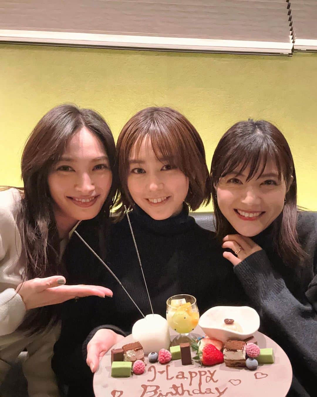 大政絢のインスタグラム：「美玲おめでとう🎂✨ ありさも🇯🇵に帰ってきていたので一緒にお祝いできた😊」