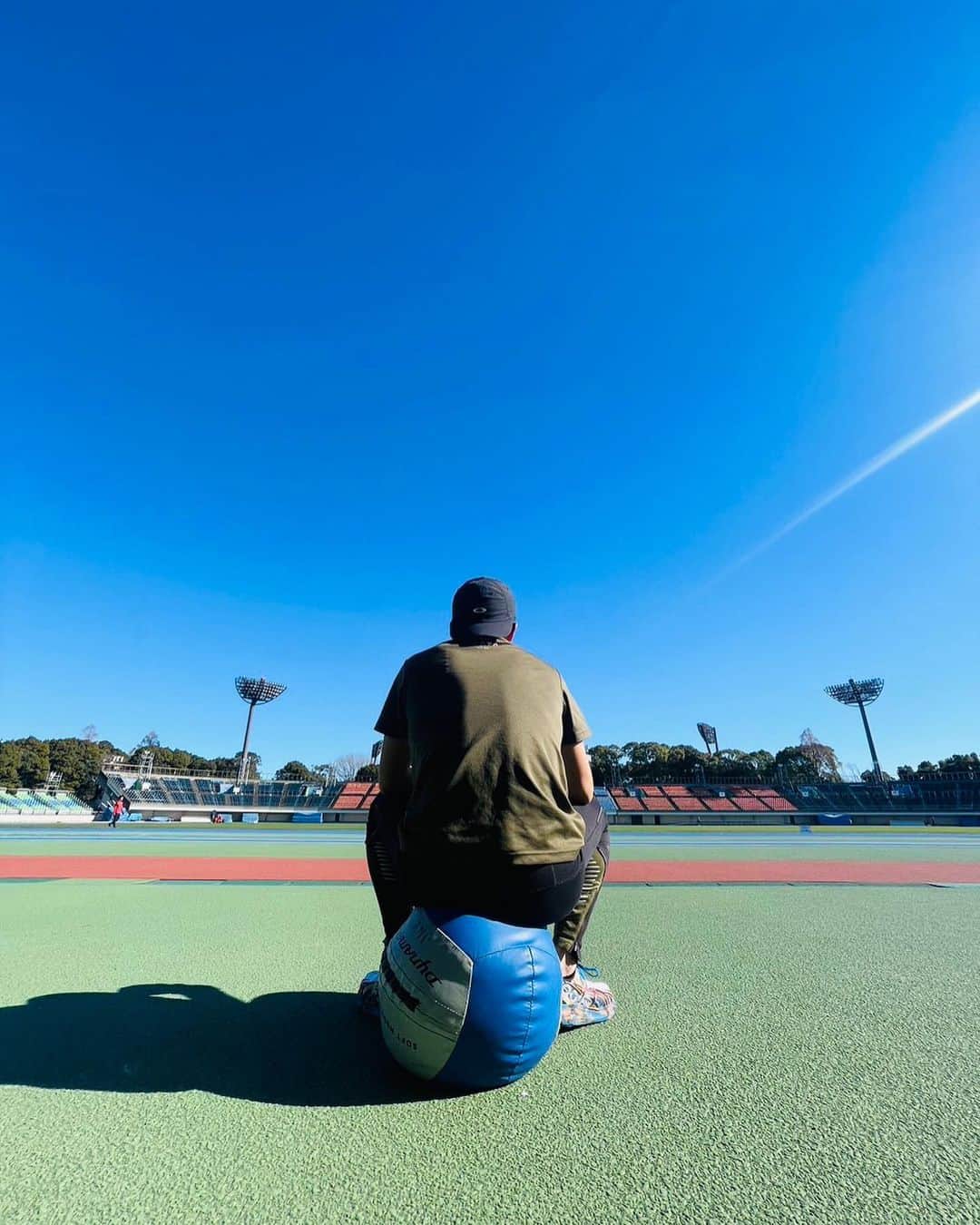 末續慎吾のインスタグラム：「空が綺麗でしたので…。  ここ数日練習がハードでした。  空が綺麗だったので、乗り切れました。  アースカイ。  #アースカイ#ハードトレーニング#がにさすきつかったぜ#東海大跳躍ブロックの君達#楽しかったぜ#インカレ頑張れよー📣」