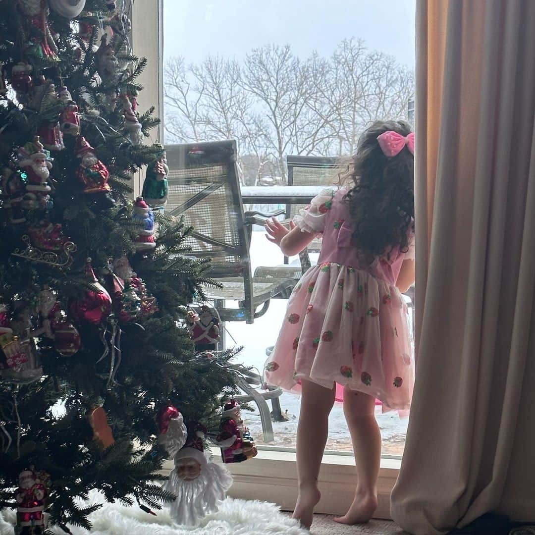 cassieのインスタグラム：「The best things in life are already mine 🎄♥️」