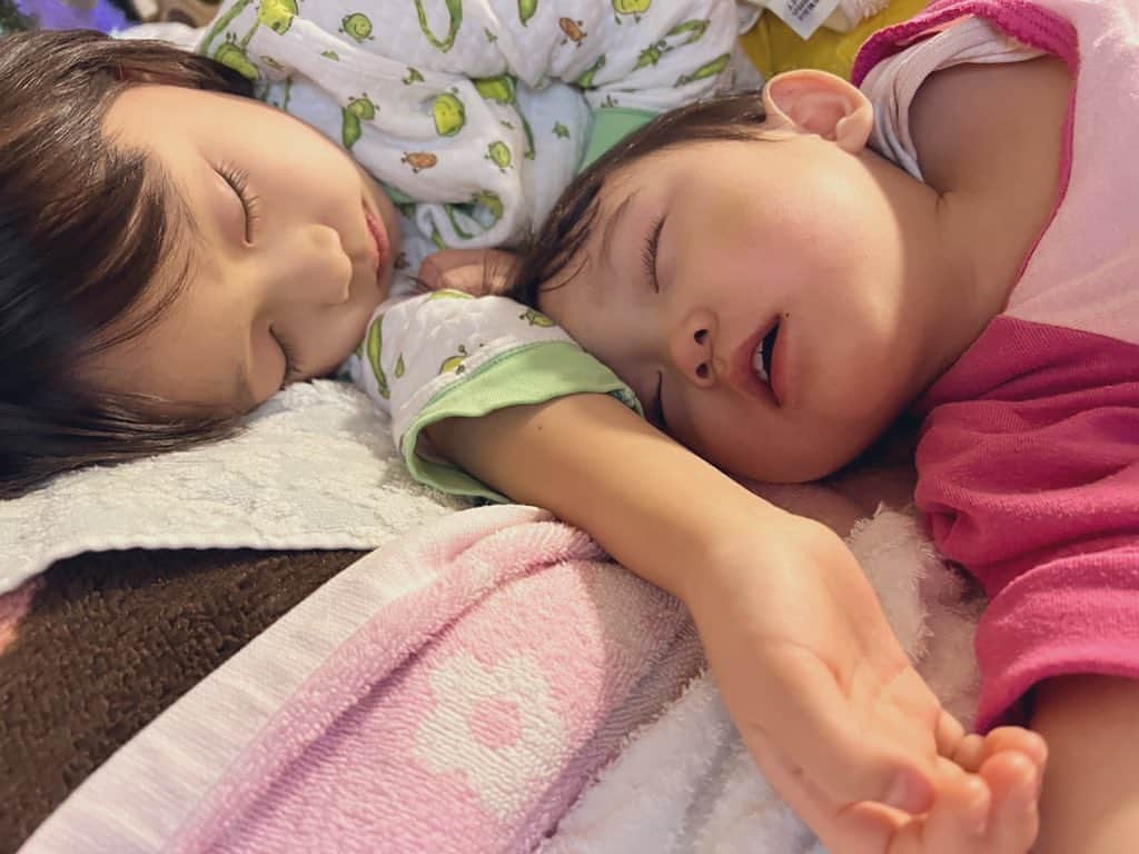 ゆうひなたのインスタグラム：「. . . 25日の早朝急にいちかの 連続嘔吐😳😳 こんなに急に何回も吐くの初めてで 流石に不安になって #8000に電話するけど よく分からん案内をされて その番号にかけてもまた違う番号に、、 やたら待たされるし電話たらい回しで だんだんいちかもぐったりしてきて 流石にやばい気がして救急車要請🚑 すぐに来てくれて状況を説明して 病院へ🥲. . . ウイルス性胃腸炎だと思いますとの 診断をもらって帰宅したら ゆうひも下痢嘔吐🤮 まじかーー！！！😱となりながら とりあえず全力介護🤯 あおとにだけは移さないよう必死😵‍💫 そして次の日ひなたも下痢嘔吐😭 ひなたはずっとゆうひに くっついてるからしゃあない、、🥶 っておもってたらおかんもブルブル 悪寒しだして体温はかると38.6😂 壊滅ーーー！！！ みんな何食べても何飲んでも 全部吐くからやばかった🥶 . . . なんとかパパとあおとは無事で 丸１日みんなで寝込んでやっと 回復の兆しが、、😵‍💫✨. . . . 胃腸炎初体験やったけど こんなに大変なんやね😱 ほんとにしんどかった、、( т_т ). . . ある意味記憶に残る クリスマスとなりました、、🥲. . . ウイルス性胃腸炎かなり流行ってる みたいなのでみなさまも お気をつけください（ ; ; ）. . . .」