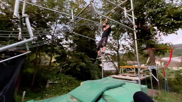 近内三孝のインスタグラム：「SASUKE2022〜NINJA WARRIOR〜 【第40回記念大会】  初めてのSASUKE挑戦はここで落ちてしまいました。 1発勝負という難しさ、SASUKE放送見てくれた人結果が残せず放送カットされてしまいました。申し訳ないです。  次回挑戦する機会があれば放送カットされないぐらいの結果を残せるように頑張ります。  松田さん練習に付き合って頂きありがとうございました。 @daisuke_matsuda_sasuke   #SASUKE #油断大敵 #リベンジ #ドラゴングライダー #完全制覇」