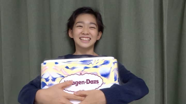 村山輝星のインスタグラム：「フジテレビ『我流しか勝たん！ ～生活革命新裏技～［クリスマス役立つ裏技SP］』の収録の際に、顔の大きさ程もある大きなドライアイスの塊を持ち帰ってきたので、水をかけて遊びました。 泡がボコボコと生まれては消えて・・・を繰り返していて、見ていて飽きませんでした。ドライアイスが無くなるまで観察し続け、今回、この現象は『昇華（ドライアイスの個体 ⇒ 気体の物理変化）』と呼ばれていることを勉強した輝星さんでした。  by きらり母  #村山輝星 #劇団東俳 #Tプロジェクト #子役 #我流しか勝たん！　#ハーゲンダッツ　#ドライアイス」