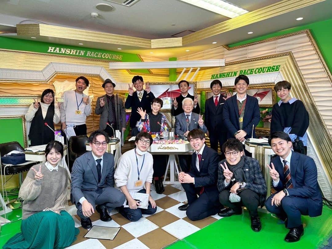 川島壮雄さんのインスタグラム写真 - (川島壮雄Instagram)「坂口先生、そして杉崎さん およそ10年間大変お世話になりました🙇‍♂️ • • • 麒麟•川島さんに続いて、お2人の卒業は寂しさしかありません😭 • • • ゲストで遊びに来て頂ける日を心待ちにしております✨ 競馬BEATの伝統を作って下さり、ありがとうございました！！ • • • #競馬beat #競馬 #競馬中継 #有馬記念  #杉崎美香 さん #坂口正大 先生 #関西テレビ #カンテレ #2022年」12月28日 17時52分 - moriokawashima