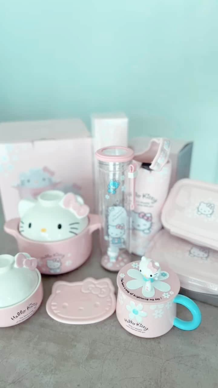 Little Miss Bento・Shirley シャリーのインスタグラム：「I squealed when I got these exclusive Hello Kitty collectible pieces! So super adorable and dreamy!!  Part of NTUC FairPrice’s Loyalty Programme, every $30 spent in a single receipt for in-store purchases will entitle shoppers to one Bonus Point. Exchange a minimum of 4 Bonus Points to get your hands on one of these Hello Kitty collectible pieces at a special price.    The last date for redemption of Hello Kitty collectibles is on 1 March 2023, while stocks last! @fairpricesg」