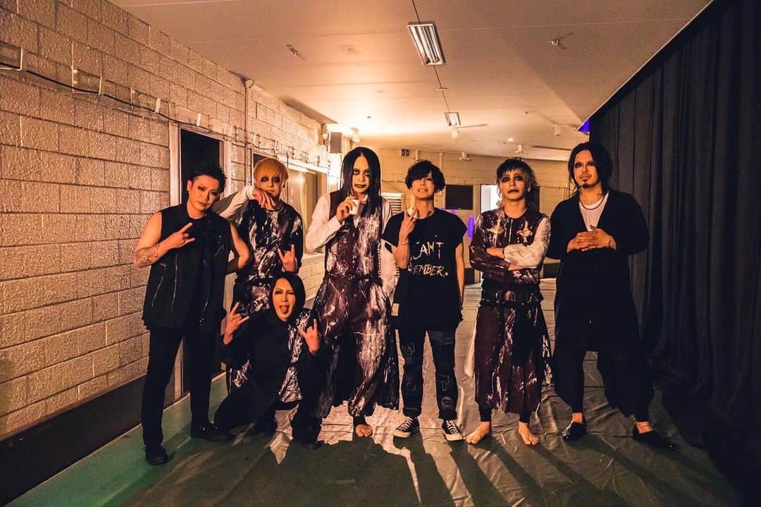 左迅のインスタグラム：「日本武道館 6年振りのgirugamesh  sora君 君の熱意が俺達をステージに引っ張り出してくれた。  音楽に触れる時 ムックがいつも側に居てくれる。  会いに来てくれた皆。  本当にどうもありがとう。」