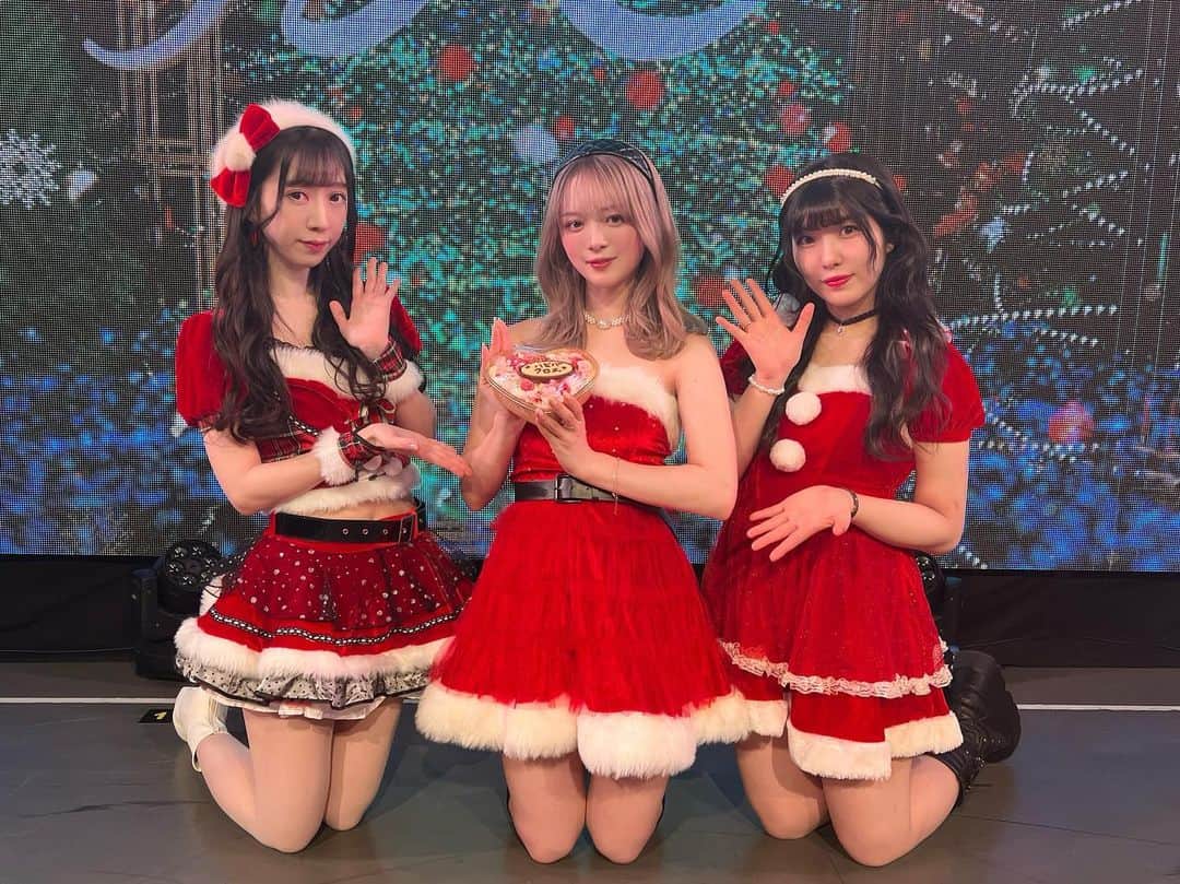東雲れいかのインスタグラム：「. サンタトリオ🎄 . . . . . . 12月25日のイベントの配信が12月31日までです！ 私は、クロエと2人でコラボで歌っていたり、ユカフィンさんとクロエと3人でトークをしています🎁 . . . ぜひ皆さん配信を年末に観てね〜 . . . . . ユカフィンさんはじめましてだったのですが、アイドル時代の時ある理由で大尊敬といった形だったので、少し緊張していました笑 トークめちゃくちゃ面白いし、楽屋でも優しいし、ゲームも好きな人だったからうれしかったです、、、幸 クロエぴのことは、前の投稿にのせてるよ！ 実はこのイベントのあと、女2人で横浜の中華街と山下公園に行きましたwwすごいクリスマス楽しかったです！笑 . . . .  🎄配信チケット発売中🎄 アーカイブが12/31まで見られますので、チェックしてみてください！ https://standup.zaiko.io/item/353560 . . #xmas #merryxmas🎄 #cosplay #japanesegirl #japanesemakeup #santaclaus」