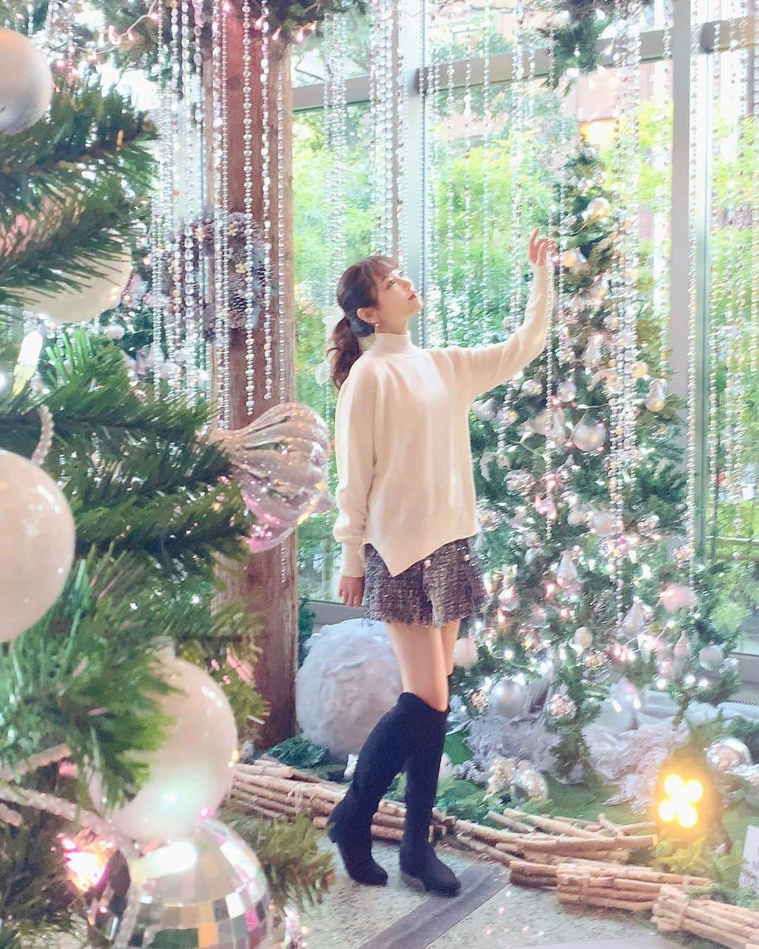 穐田和恵さんのインスタグラム写真 - (穐田和恵Instagram)「X'masの写真🎄どなたか撮って欲しいなぁと思ってたら、たまたまカメラマンさんが声を掛けて下さいました😳  有難いご縁👏偶然は必然かな。 素敵な写真を撮って頂いたよ✨  明日はファンイベント♡仕事納め！  #ポートレート #Xmas #クリスマス」12月28日 18時11分 - kazue.akita