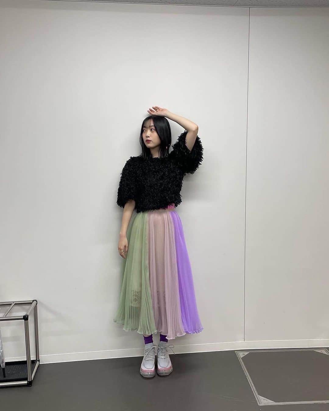 北川悠理のインスタグラム：「「悪い成分」のMV🔮  靴下の紫色と、リングの紫色がポイント🍬🎧  #乃木坂46」