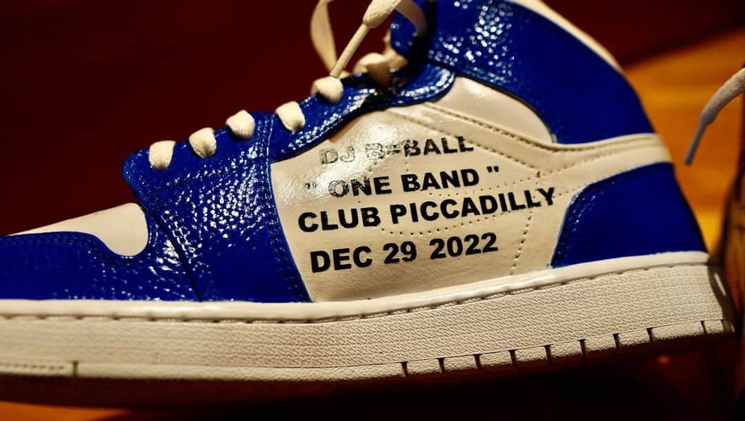 DJ B=BALLのインスタグラム：「Tomorrow!!! 29.Dec.2022 ONE BAND 2022🔈 @pcdlosaka   @kix_ninja Custom Kicks👟Thank you for always!  今年もONE BANDカスタムAJ1が届きました👟  いよいよ明日です！ DJブースは足元見えないかもだけど、足元から気合い入れていきます！今年もバッチリ盛り上げますっ！◎22時オープン！皆様お待ちしてますよ👍」
