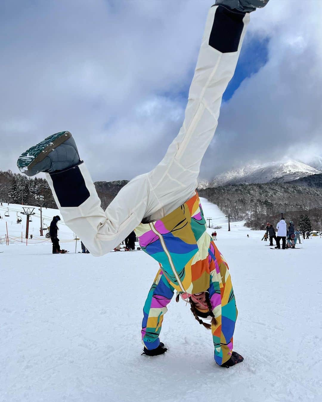 harunaさんのインスタグラム写真 - (harunaInstagram)「久しぶりの雪山は迷子にならないようにすーぱーカラフル🧡❤️💜💚 目がチカチカすると言われました。笑 @billabongwomensjp  @billabongwomens」12月28日 18時21分 - haruna_h_mori