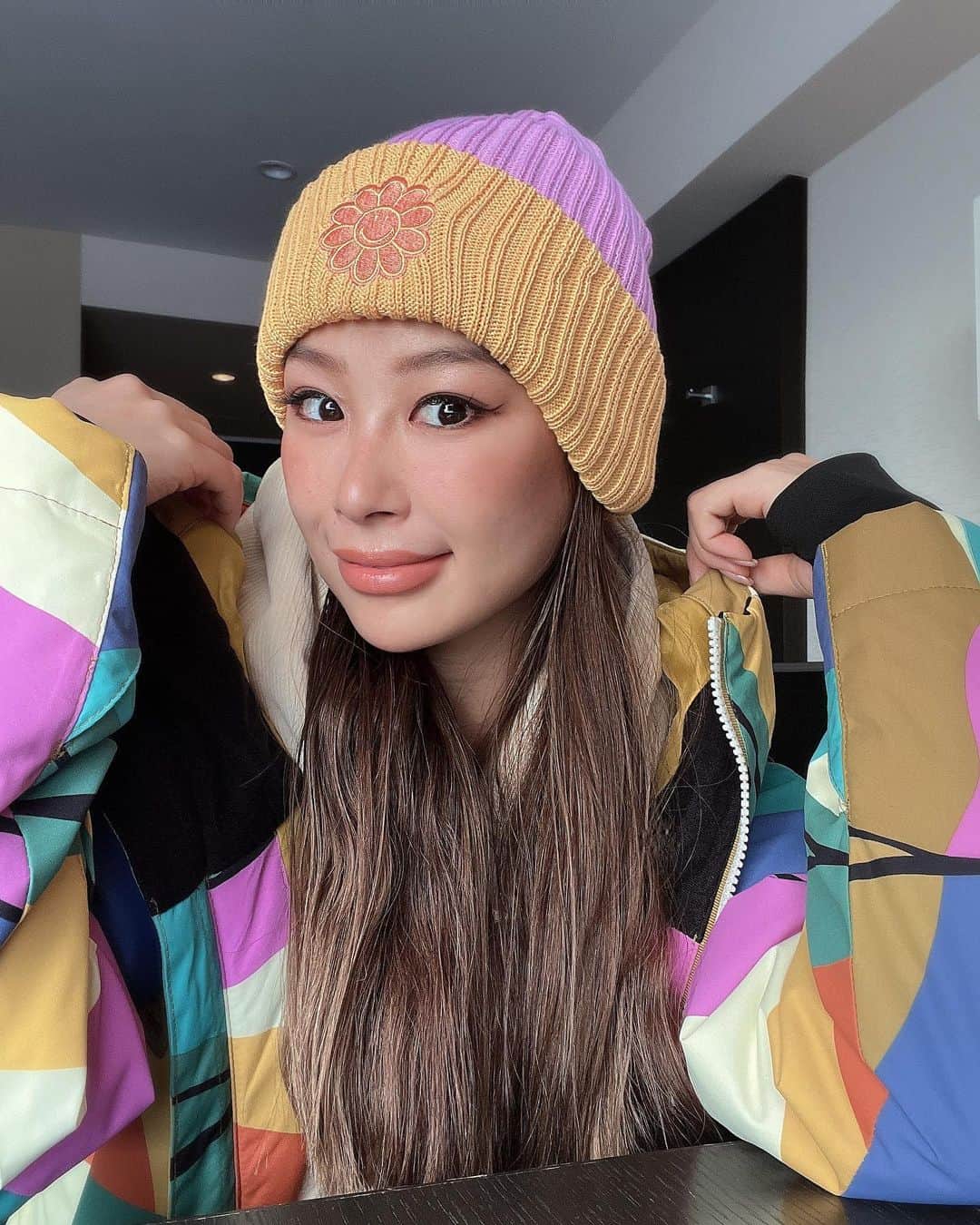 harunaのインスタグラム：「久しぶりの雪山は迷子にならないようにすーぱーカラフル🧡❤️💜💚 目がチカチカすると言われました。笑 @billabongwomensjp  @billabongwomens」