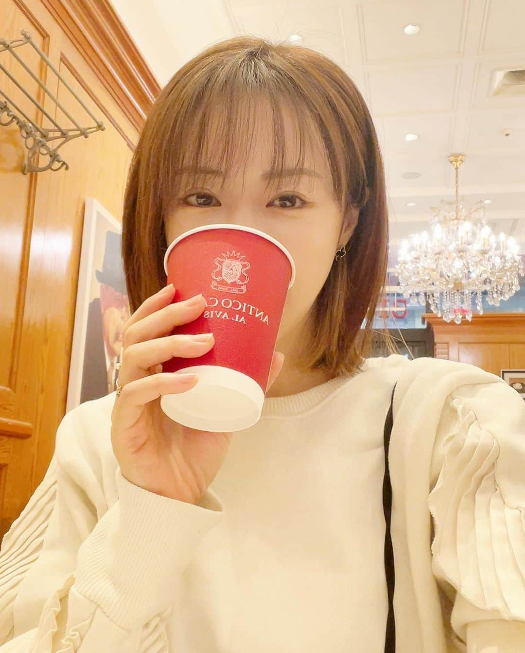 浅田好未さんのインスタグラム写真 - (浅田好未Instagram)「カスタードより生クリームたっぷりのシュークリームが好きなんだけど、ここのシュークリームはどストライク❤️ @anticocaffe_alavis   シュークリームへと忍び寄る手…  「ドリンクだけでいいや」と言っていた娘にほとんど食べられてしまったー😭というわけで、帰りにシュークリームをもひとつテイクアウト。めでたしめでたし♡」12月28日 18時29分 - yoshimiasada