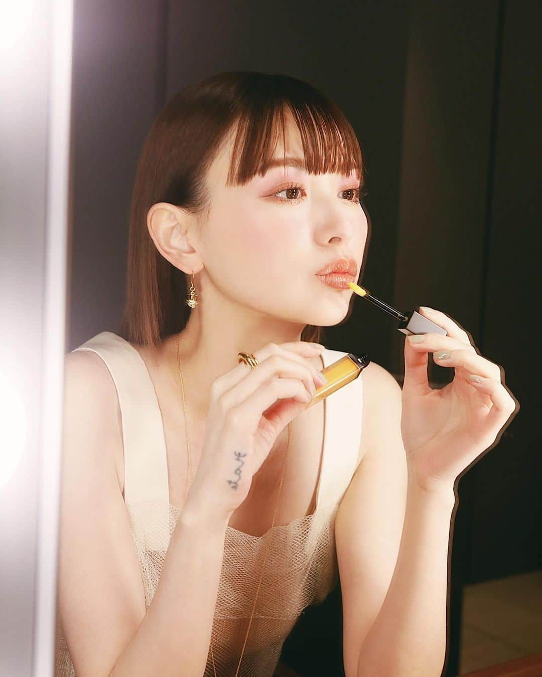 鈴木えみのインスタグラム：「@threecosmetics の2023年春のNewコレクションテーマは「TASTE THE ETERNAL SUNSHINE 太陽を秘めて」太陽のエナジーがテーマ。 温かな色と輝きが反映されたアイテムたちです✨ ㅤㅤㅤ えみメイクの使用色はこちら↓ （写真3枚目） 👀ディメンショナルビジョンアイパレット12  色彩のニュアンスはちゃんと感じつつ、とても馴染むのでデイリーに取り入れやすい👌🏻左の2色を混ぜて二重幅に入れて、眉との間のゾーンに右上のピンクを広く乗せました。ピンクはチークにも使ったよ！ 👄ディヴァインリップジェム 01 + 中央に少しだけ 06 リップは初めはミルキーに感じるけど、これも不思議と馴染む😳 💅🏻ネイルポリッシュ 137 グレイッシュなカーキで、THREEらしい色味！ ㅤㅤㅤ いずれもショップでは先行予約中、12/26から公式オンラインで先行発売開始です🌞❤️ ㅤㅤㅤ #threecosmetics　#ディヴァインリップジェム #2023ThreeSpringMakeupCollection」