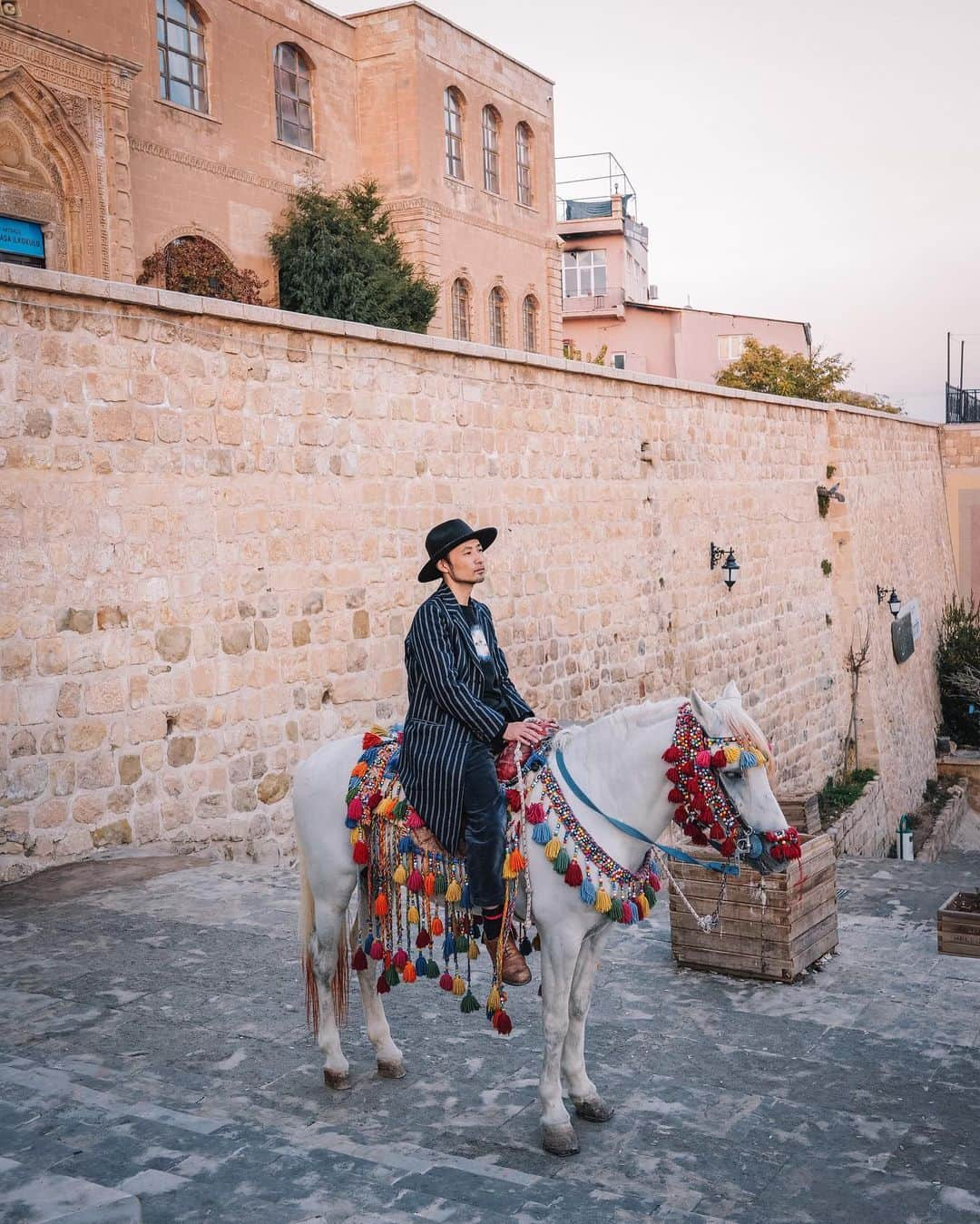 halnoさんのインスタグラム写真 - (halnoInstagram)「トルコ🇹🇷南東部の街、マルディン旧市街地を巡る旅。 メソポタミア（社会の授業で習ったやつ！）の大平原を見下ろす山の斜面に、石造りの建物ひしめく旧市街の街並み。 とにかくエキゾチックに美しい。 日本人にはあまり馴染みのない街なので、街を歩いているとたくさんの人に声をかけられ、一緒に写真を撮って欲しいと言われ、歓迎されているのを感じました。みんな優しい。 イスタンブールとはまた違った魅力があって違う国にいるような感覚にもなりました。 ・ ・ #チグリスユーフラテス川って単語懐かしくない？ ・ #GoTürkiye #GoMardin ・ ・ Special thanks @goturkiye @goturkiye_jp  tour guide @thoronaga カーンさん❤️ ・ A trip to the old town of Mardin, a city in southeastern Türkiye🇹🇷. The old town of Mardin, with its stone buildings crammed together on a mountain slope overlooking the great plains of Mesopotamia. It is exotically beautiful in any case. As the city is not so familiar to Japanese people, I was approached by many people when I walked around the city, asked to take a picture with them, and felt welcomed. Everyone is friendly. It had a different charm from Istanbul and I also felt like I was in a different country.」12月28日 18時57分 - halno