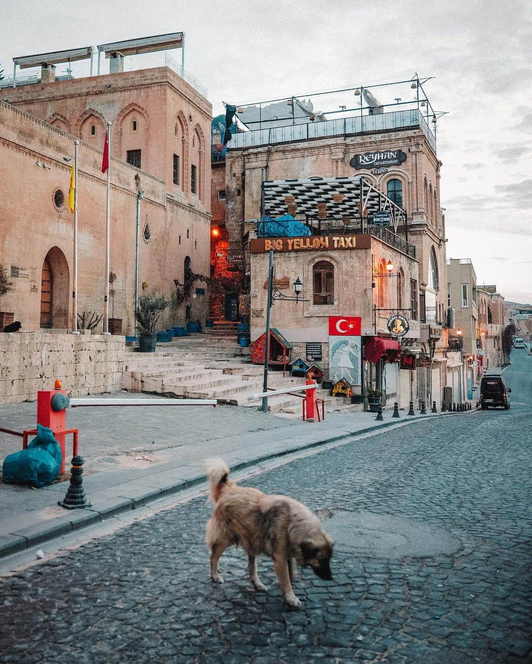 halnoさんのインスタグラム写真 - (halnoInstagram)「トルコ🇹🇷南東部の街、マルディン旧市街地を巡る旅。 メソポタミア（社会の授業で習ったやつ！）の大平原を見下ろす山の斜面に、石造りの建物ひしめく旧市街の街並み。 とにかくエキゾチックに美しい。 日本人にはあまり馴染みのない街なので、街を歩いているとたくさんの人に声をかけられ、一緒に写真を撮って欲しいと言われ、歓迎されているのを感じました。みんな優しい。 イスタンブールとはまた違った魅力があって違う国にいるような感覚にもなりました。 ・ ・ #チグリスユーフラテス川って単語懐かしくない？ ・ #GoTürkiye #GoMardin ・ ・ Special thanks @goturkiye @goturkiye_jp  tour guide @thoronaga カーンさん❤️ ・ A trip to the old town of Mardin, a city in southeastern Türkiye🇹🇷. The old town of Mardin, with its stone buildings crammed together on a mountain slope overlooking the great plains of Mesopotamia. It is exotically beautiful in any case. As the city is not so familiar to Japanese people, I was approached by many people when I walked around the city, asked to take a picture with them, and felt welcomed. Everyone is friendly. It had a different charm from Istanbul and I also felt like I was in a different country.」12月28日 18時57分 - halno