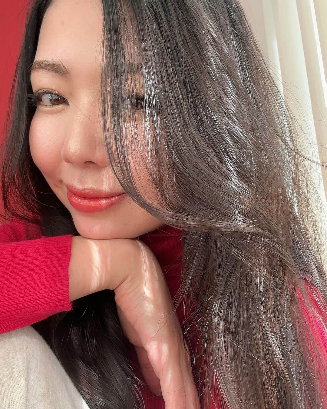 のインスタグラム：「クリスマス終わっちゃったぁぁ🥹(ちいかわ風  友達とホームパーティーをしたり、親戚や子供たちと集まってお祝いしたり、とてもhappyな時間を過ごせました🫶❣️みんなありがとう✨🎄  2枚目のツリーのピアスは昔友達に貰ったもので、長年のお気に入り🤍 クリスマスもキラキラも大好き✨このシーズンは街を歩くだけで楽しくていいな。  師走はあっという間に過ぎますが🎢 体調に気を付けつつ、素敵な年末を🤍  Momoko🍑」