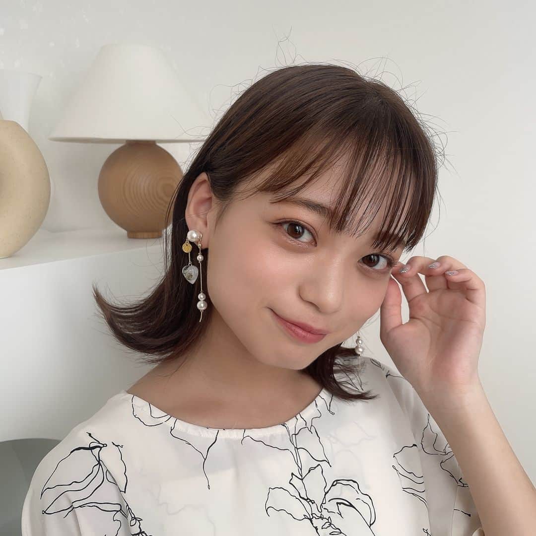 MERY ITEMさんのインスタグラム写真 - (MERY ITEMInstagram)「本物のお花をぎゅっと閉じ込めたクリアなハートアクセ🤍⁣ 【recommend item】⁣ ＜chouchou fleur× MERY＞⁣ ⁣ “【chouchou fleur】elegant heart”⁣ ⁣ クリアなハートパーツの中に本物のお花をぎゅっと閉じ込めた、⁣ 上品さをあわせ持つ大人可愛いピアス／イヤリング。⁣ ゆらゆら揺れる、唯一無二のフォルムに視線集中の予感🏹⁣ ⁣ ￥3,520⁣ ⁣ 💡このアイテムが気に入った方は、 6枚目以降のオススメアイテムもあわせてチェックしてみてください♡」12月28日 19時01分 - _meryshop_