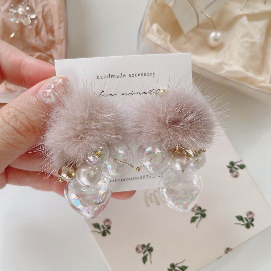 MERY ITEMさんのインスタグラム写真 - (MERY ITEMInstagram)「本物のお花をぎゅっと閉じ込めたクリアなハートアクセ🤍⁣ 【recommend item】⁣ ＜chouchou fleur× MERY＞⁣ ⁣ “【chouchou fleur】elegant heart”⁣ ⁣ クリアなハートパーツの中に本物のお花をぎゅっと閉じ込めた、⁣ 上品さをあわせ持つ大人可愛いピアス／イヤリング。⁣ ゆらゆら揺れる、唯一無二のフォルムに視線集中の予感🏹⁣ ⁣ ￥3,520⁣ ⁣ 💡このアイテムが気に入った方は、 6枚目以降のオススメアイテムもあわせてチェックしてみてください♡」12月28日 19時01分 - _meryshop_