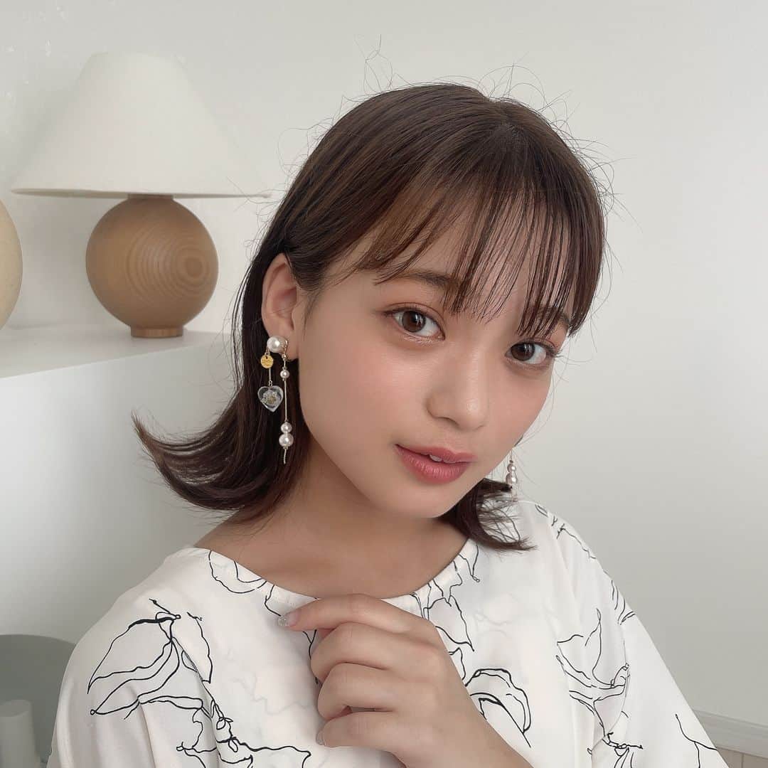 MERY ITEMさんのインスタグラム写真 - (MERY ITEMInstagram)「本物のお花をぎゅっと閉じ込めたクリアなハートアクセ🤍⁣ 【recommend item】⁣ ＜chouchou fleur× MERY＞⁣ ⁣ “【chouchou fleur】elegant heart”⁣ ⁣ クリアなハートパーツの中に本物のお花をぎゅっと閉じ込めた、⁣ 上品さをあわせ持つ大人可愛いピアス／イヤリング。⁣ ゆらゆら揺れる、唯一無二のフォルムに視線集中の予感🏹⁣ ⁣ ￥3,520⁣ ⁣ 💡このアイテムが気に入った方は、 6枚目以降のオススメアイテムもあわせてチェックしてみてください♡」12月28日 19時01分 - _meryshop_