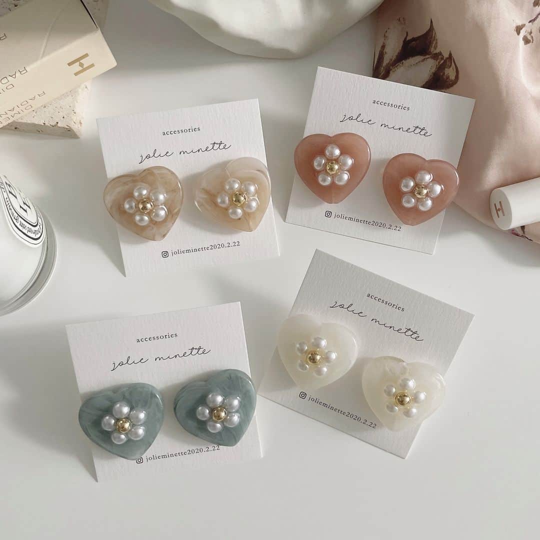 MERY ITEMさんのインスタグラム写真 - (MERY ITEMInstagram)「本物のお花をぎゅっと閉じ込めたクリアなハートアクセ🤍⁣ 【recommend item】⁣ ＜chouchou fleur× MERY＞⁣ ⁣ “【chouchou fleur】elegant heart”⁣ ⁣ クリアなハートパーツの中に本物のお花をぎゅっと閉じ込めた、⁣ 上品さをあわせ持つ大人可愛いピアス／イヤリング。⁣ ゆらゆら揺れる、唯一無二のフォルムに視線集中の予感🏹⁣ ⁣ ￥3,520⁣ ⁣ 💡このアイテムが気に入った方は、 6枚目以降のオススメアイテムもあわせてチェックしてみてください♡」12月28日 19時01分 - _meryshop_