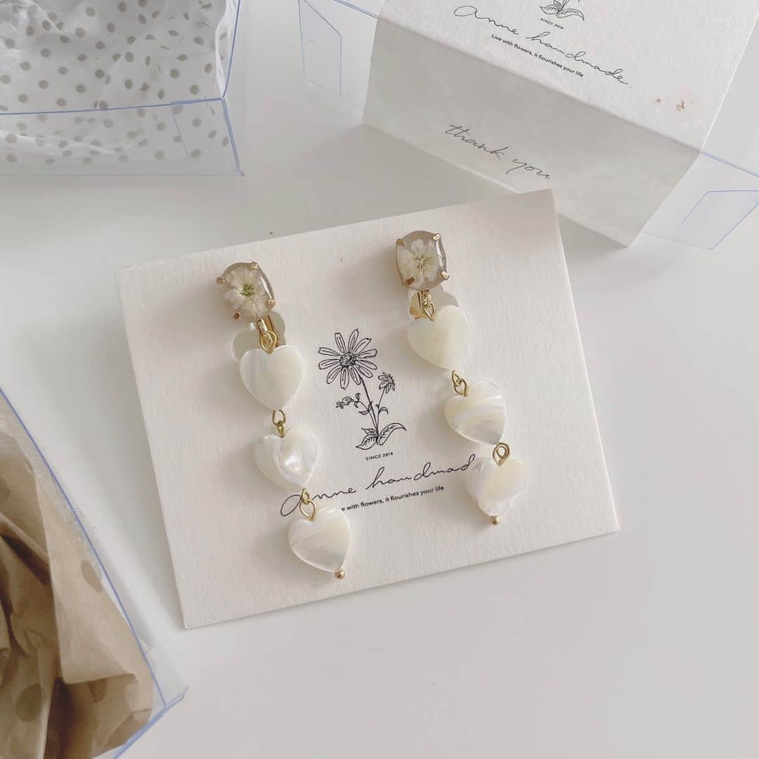MERY ITEMさんのインスタグラム写真 - (MERY ITEMInstagram)「本物のお花をぎゅっと閉じ込めたクリアなハートアクセ🤍⁣ 【recommend item】⁣ ＜chouchou fleur× MERY＞⁣ ⁣ “【chouchou fleur】elegant heart”⁣ ⁣ クリアなハートパーツの中に本物のお花をぎゅっと閉じ込めた、⁣ 上品さをあわせ持つ大人可愛いピアス／イヤリング。⁣ ゆらゆら揺れる、唯一無二のフォルムに視線集中の予感🏹⁣ ⁣ ￥3,520⁣ ⁣ 💡このアイテムが気に入った方は、 6枚目以降のオススメアイテムもあわせてチェックしてみてください♡」12月28日 19時01分 - _meryshop_