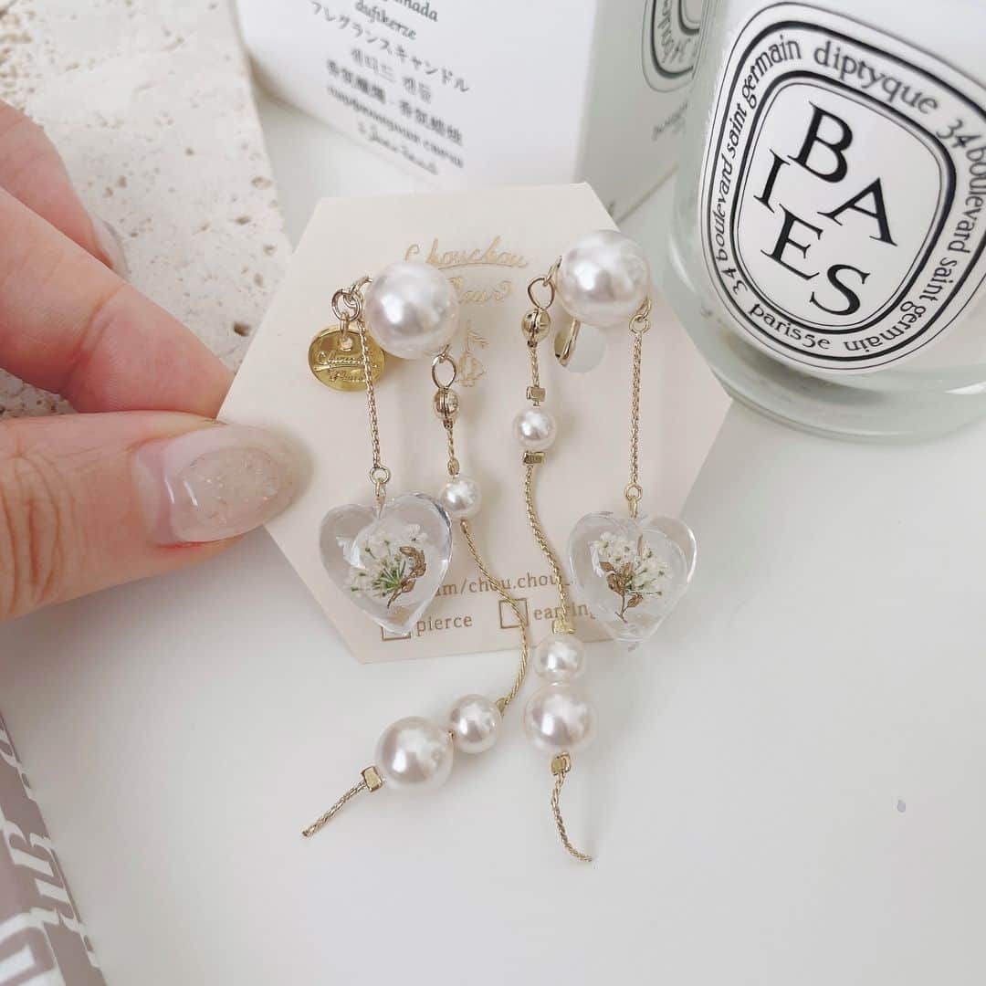 MERY ITEMさんのインスタグラム写真 - (MERY ITEMInstagram)「本物のお花をぎゅっと閉じ込めたクリアなハートアクセ🤍⁣ 【recommend item】⁣ ＜chouchou fleur× MERY＞⁣ ⁣ “【chouchou fleur】elegant heart”⁣ ⁣ クリアなハートパーツの中に本物のお花をぎゅっと閉じ込めた、⁣ 上品さをあわせ持つ大人可愛いピアス／イヤリング。⁣ ゆらゆら揺れる、唯一無二のフォルムに視線集中の予感🏹⁣ ⁣ ￥3,520⁣ ⁣ 💡このアイテムが気に入った方は、 6枚目以降のオススメアイテムもあわせてチェックしてみてください♡」12月28日 19時01分 - _meryshop_