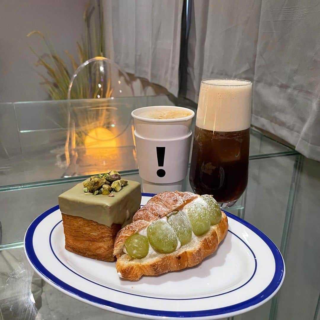 のインスタグラム：「とっても可愛いcafeにこの前行ってきたよ☕️ なんか韓国っぽくてとても好き✨ しかもこのクロワッサンが美味しすぎて🥐あっと言う間に食べ終わりました笑  さて！昨日は私の誕生日でした🎂 おめでとうワタシ！  気がつけば声優も10年以上やらせて頂いていて有難いなぁと思いつつ 時の流れの速さに驚きます笑  まだまだ続けていけるだろうか…？ なんて考えながらも1人じゃなーんも出来ないお仕事なので、これからもご縁を大切にひとつひとつ魂込めて演じようと思います。。 関係者の皆様宜しくお願い致します🥺  そして、こんな私のことを見つけてくださり応援してくださっている皆様 いつもありがとうございます！ 皆さんのことが大好きです！！ インスタ以外にもTwitterでフォローしてくださっている皆様も感謝です！！  今年の振り返りとか来年の抱負とかはまた改めて！！  では！  #cafe #カフェ巡り  #カフェ好きな人と繋がりたい」