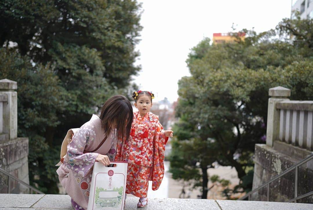 fumi_nakajimaさんのインスタグラム写真 - (fumi_nakajimaInstagram)「ㅤㅤㅤ 七五三で着た着物は、 私が３歳の時に母が着ていたもの。 娘は私が着ていたものを。 ㅤㅤㅤ 👶🏻産んだあとで 着物着れるか不安だったけど 母乳パッドとタオルで漏れ防止して なんとか着れました笑  何十年も前、この着物を買った 私のおばあちゃんに写真を見せたら、 すごい喜んでくれて嬉しかった👵🏻♡ ㅤㅤㅤ #七五三#七五三ママ#七五三3歳」12月28日 19時07分 - fumi_nakajima