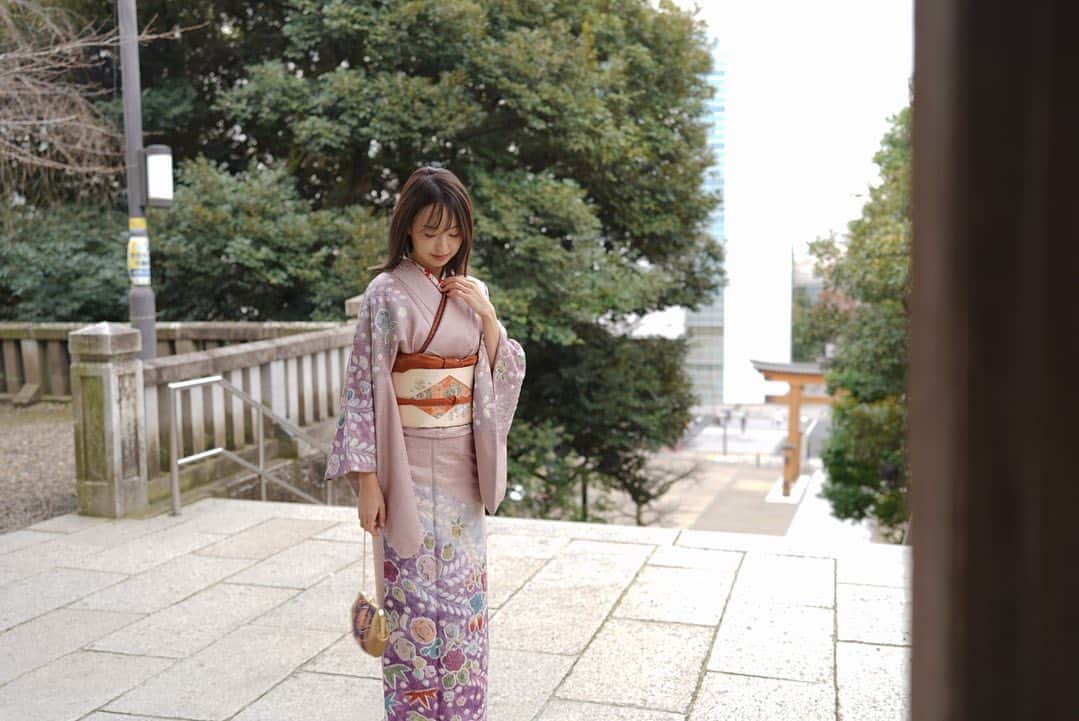 のインスタグラム：「ㅤㅤㅤ 七五三で着た着物は、 私が３歳の時に母が着ていたもの。 娘は私が着ていたものを。 ㅤㅤㅤ 👶🏻産んだあとで 着物着れるか不安だったけど 母乳パッドとタオルで漏れ防止して なんとか着れました笑  何十年も前、この着物を買った 私のおばあちゃんに写真を見せたら、 すごい喜んでくれて嬉しかった👵🏻♡ ㅤㅤㅤ #七五三#七五三ママ#七五三3歳」