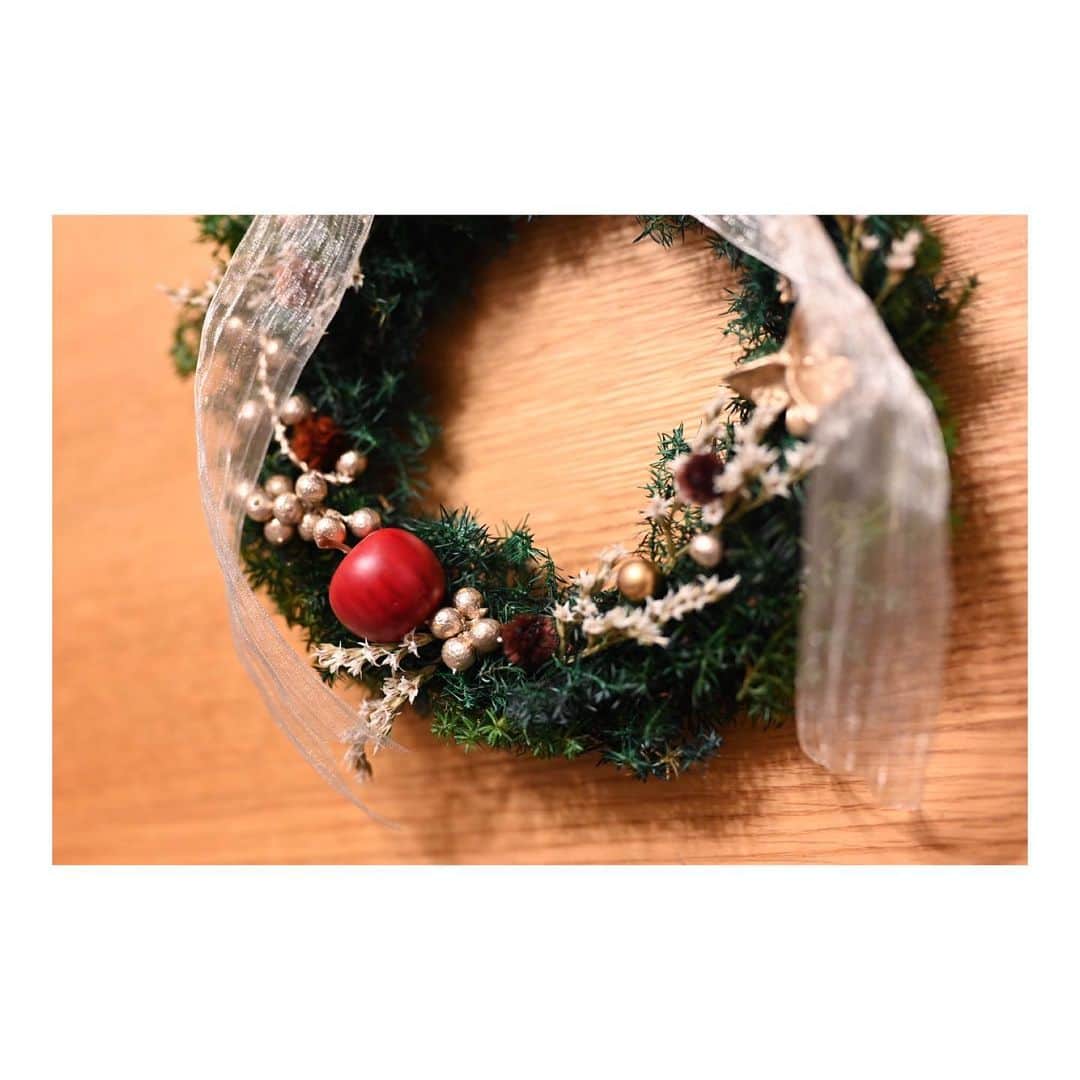 佐藤聡美さんのインスタグラム写真 - (佐藤聡美Instagram)「* * * 遅ればせながら #merrychristmas 🎄🎅✨✨  今年も、クリスマスリースの手作りキットを 取り寄せて作りました。  毎年の小さな楽しみです☺️  来年はどんなものを作ろうかな。と 既にソワソワ…ふふふ。  * *  事務所にクリスマスのプレゼントや お手紙を送ってくださった皆様 ありがとうございました🎁✨✨  全て大切に手元に置いてありますよ。  そして、中には「お子さんに」と子どもにも いただいてしまって…ありがとうございます💦  子ども宛のプレゼントは 「これは、いつもお母さんのことを 応援してしてくれる○○さんから〜」と ひとりひとり紹介してから 贈呈させていただきました。笑  * *  年の瀬の雰囲気に、ヒリヒリした冷たい空気に 2022年も終わってしまうのかとしんみりしています。  はて。  クリスマスツリー 今年はいつまで飾ろうかな…🤔  * * * *  #クリスマス  #クリスマスリース  #クリスマスリース手作り  #クリスマスプレゼント  #お手紙 #ありがとう 😊 #去年は #クリスマスツリー と #一緒に  #年越し したな #🎄」12月28日 19時13分 - sugar_me58