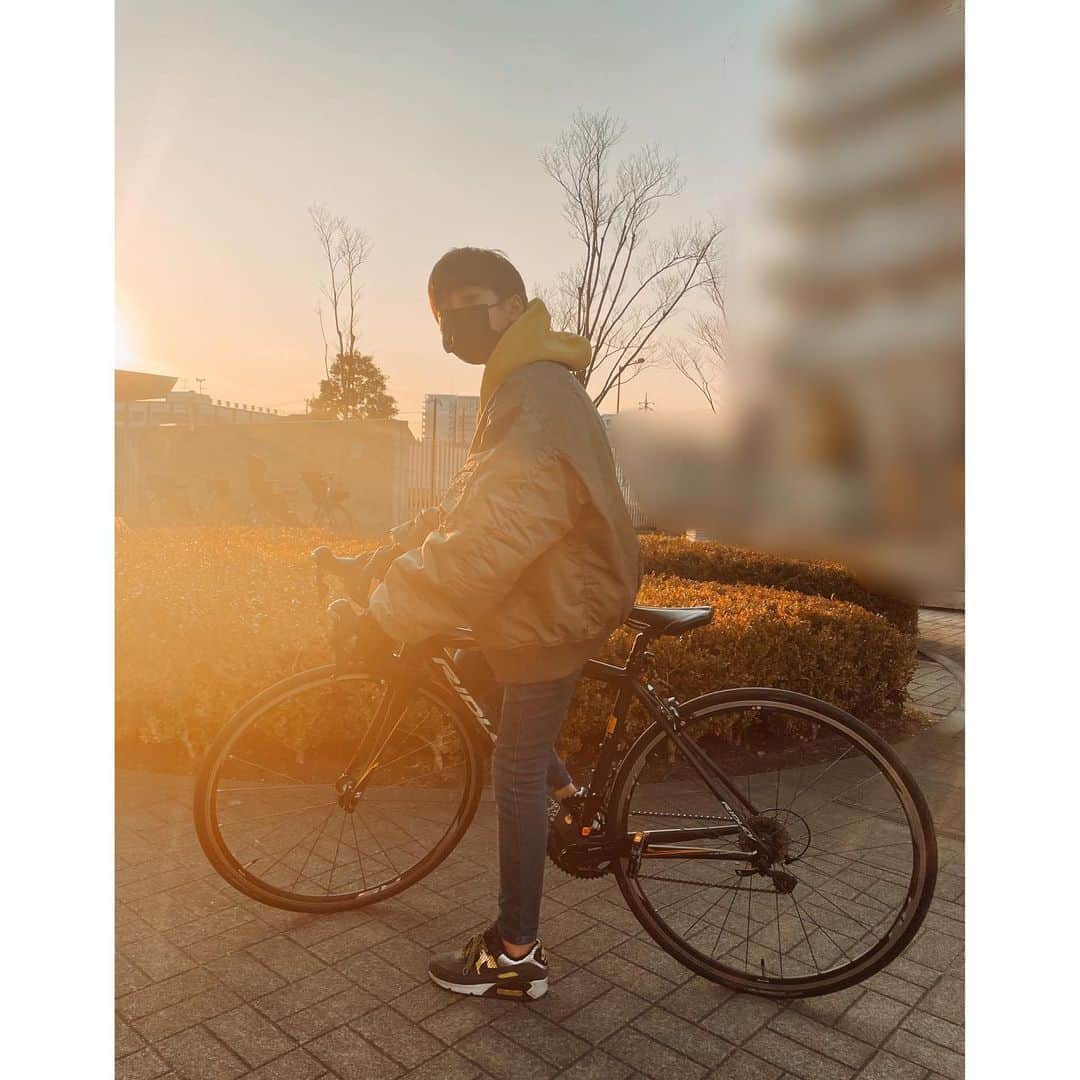のインスタグラム：「✳︎ 自転車が楽しい！ ロードは 速いし爽快感がある！ 気持ちいい！  空手の稽古納め 行ってきます！ ・ ・ ✳︎ #髙橋來」