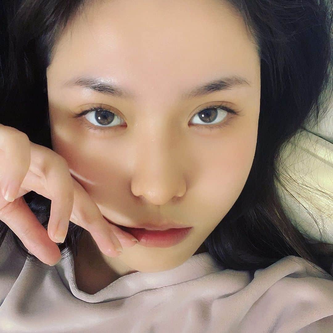 春名風花のインスタグラム：「このフィルター通りにマツエクつけたらすっぴんで外歩ける気がする🌸  #年末 #布団から出られない」
