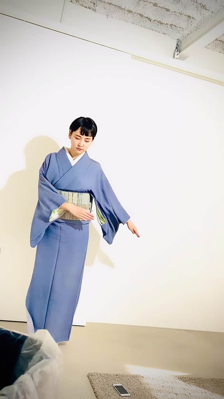 永池南津子のインスタグラム：「年末のお着物の撮影。 撮影の時の音楽ってとっても大事。 あぁ楽しかった。 #vaundy #踊り子 #踊る #dance #kimono #着物 #師走 #永池南津子  紅白の初出場、おめでとうございます。 テレビ前で楽しみにしてます。」