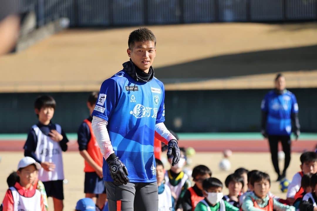 北川航也さんのインスタグラム写真 - (北川航也Instagram)「. 素晴らしい機会をありがとうございました。 静岡がこの先、発展していく為に必要な事だと思っています！ 自分のできる事を子ども達に精一杯伝えていきたいです。 株式会社駿河屋様、支援してくださりました各パートナーの皆様ありがとうございました。 . #北川航也 #今年もあと3日 #駿河屋サッカー教室」12月28日 19時46分 - koya_kitagawa_23
