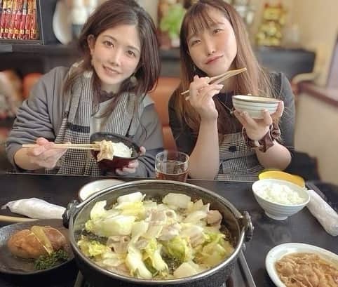 高宮まりさんのインスタグラム写真 - (高宮まりInstagram)「金沢ランチ編❕ ランチは三郎平さんへ✨ とりぶたはくさいウママーでした🥬 とろあま白菜無限ループしたい...🥬  近代麻雀も置いてあるステキなお店でした🀄️笑 前日の金沢ケーブルテレビさんイベントの記事が掲載されている北國新聞もあって、 ほんとに地元紙に載せていただけたんだーって実感できて嬉しかったです♪  そしてブリザードが到来したのであんぴーハウスで雪やどり❄️ ぴとくんにいやされつつのんびりもまた良き良きでした🐈🤍  #金沢グルメ #三郎平 #近代麻雀 #北國新聞」12月28日 19時48分 - takamiyamari