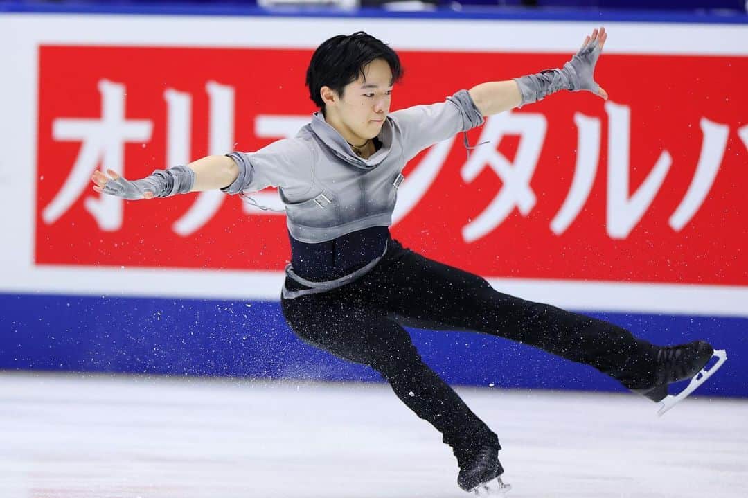 鍵山優真のインスタグラム：「. 全日本選手権、たくさんの応援ありがとうございました。 . 納得のいく演技にはなりませんでしたが、手拍子やスタオベ、バナーがたくさん見えてとても嬉しかったです。 . 今後はしっかりと怪我を治して、来シーズンは技術やプログラムにさらなる磨きをかけて新しい自分になって帰って来れるように頑張ります。💪 . 📷: @aflosport」