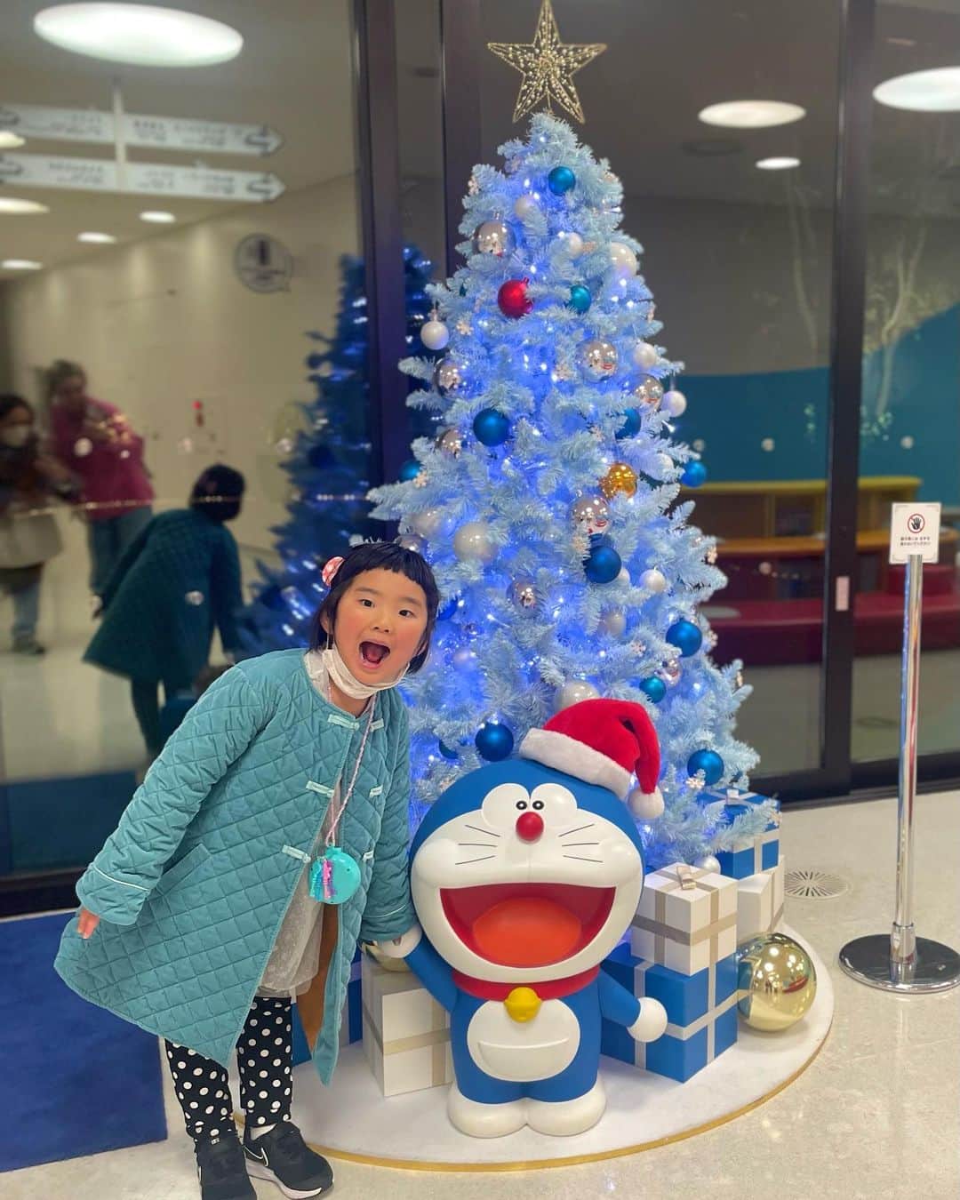 山本夢さんのインスタグラム写真 - (山本夢Instagram)「今更だけど メリクリでした🎄 そして京都から東京 戻ってきたぁぁー。 クリスマスの事忘れるぐらい 怒涛の日々だったけど 帰りに見えた京都タワーが クリスマスカラーだったり アクション監督がみんなに クリスマスケーキくれたり ほっこりクリスマスを 感じられました☺️✨  今年の仕事納めは31日 仕事始めは1月1日ですっ！笑 気合い🫶  今年も残り数日 頑張ろう🙆‍♀️🌸  #写真は大好きなマイメン #6歳 #精神年齢72歳 #多分人間6回目ぐらい #早く会いたい」12月28日 20時10分 - yume_yamamoto_ue