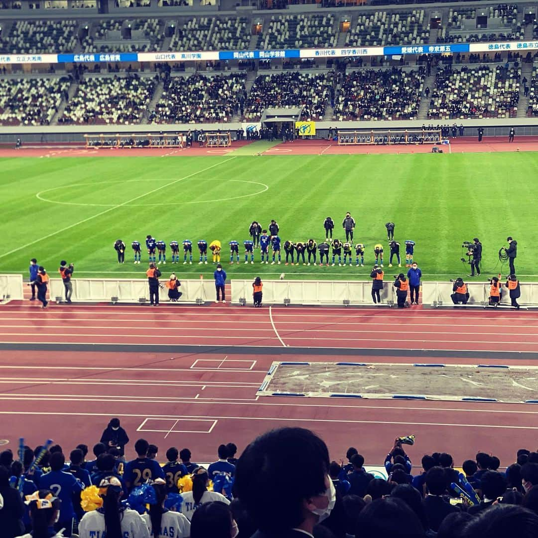 上原誠のインスタグラム：「母校 成立学園   全国大会初戦3-2突破🙌  現地に応援行ってきました🏁  ここから何人プロに行けるのか⚽️  東京では、このピッチに行けるのは2校のみ。  選手達は小さい頃からの憧れ国立競技場、初戦突破おめでとうございます㊗️🏆  #成立学園 #国立競技場」