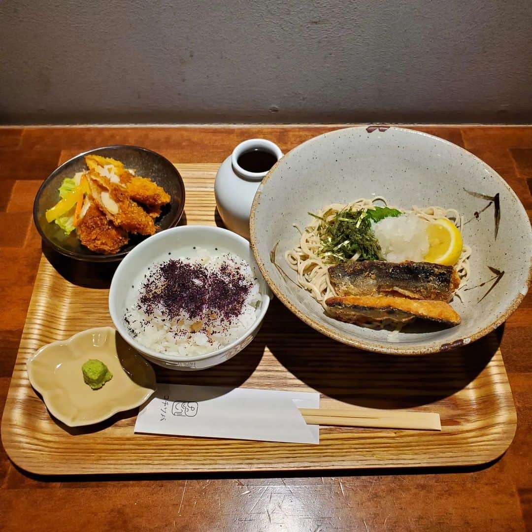 のインスタグラム：「コチソバでランチ😋  車じゃなかったら飲みたかった😅  #福岡市中央区グルメ #福岡市  #そば #コチソバ #コチソバ天神店  #さんまおろしそば #ランチセット」
